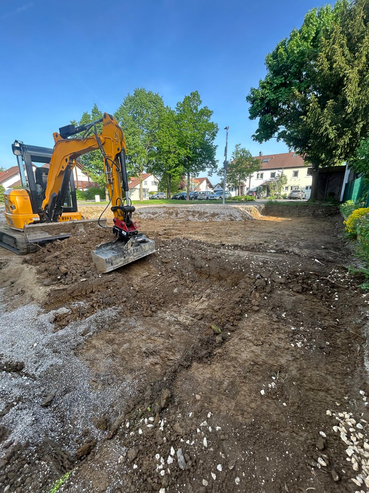 Vorher: Bagger auf der Erd-Baustelle vor der Gartenanlage